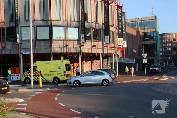 Fietser gewond na voorrangsfout op rotonde