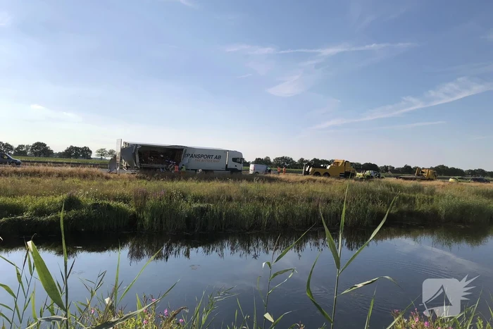 Vrachtwagen verliest lading tomaten