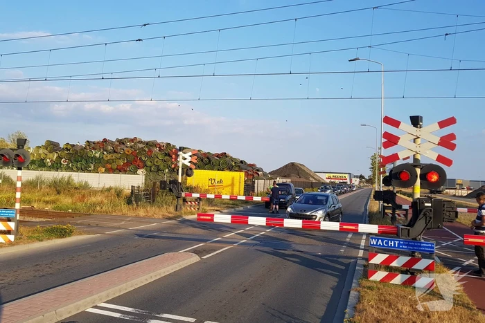 Automobilisten rijden door gesloten spoorbomen bij storing