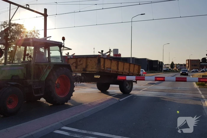 Automobilisten rijden door gesloten spoorbomen bij storing