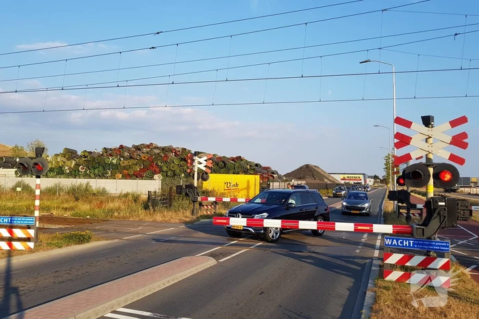 Automobilisten rijden door gesloten spoorbomen bij storing