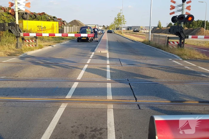 Automobilisten rijden door gesloten spoorbomen bij storing