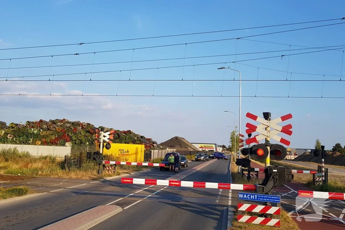 Automobilisten rijden door gesloten spoorbomen bij storing