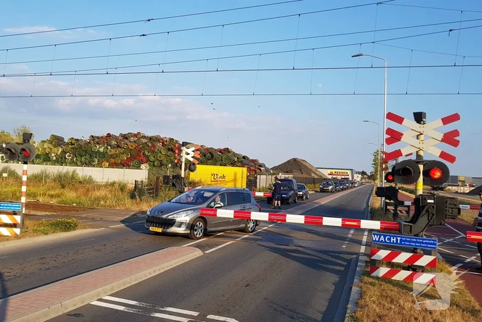 Automobilisten rijden door gesloten spoorbomen bij storing