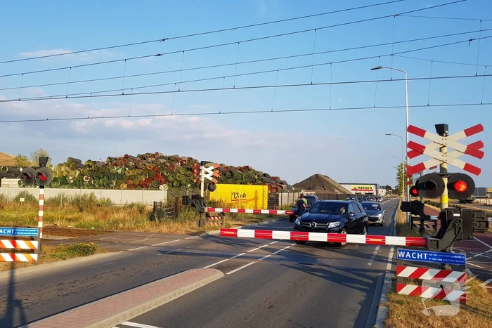Automobilisten rijden door gesloten spoorbomen bij storing