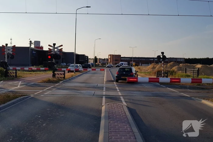 Automobilisten rijden door gesloten spoorbomen bij storing