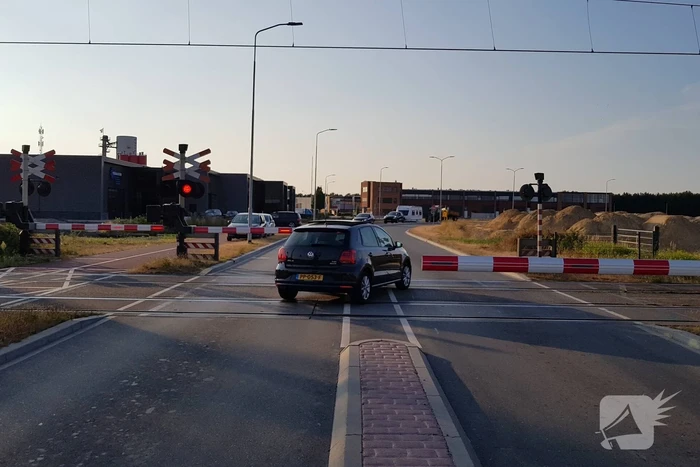 Automobilisten rijden door gesloten spoorbomen bij storing