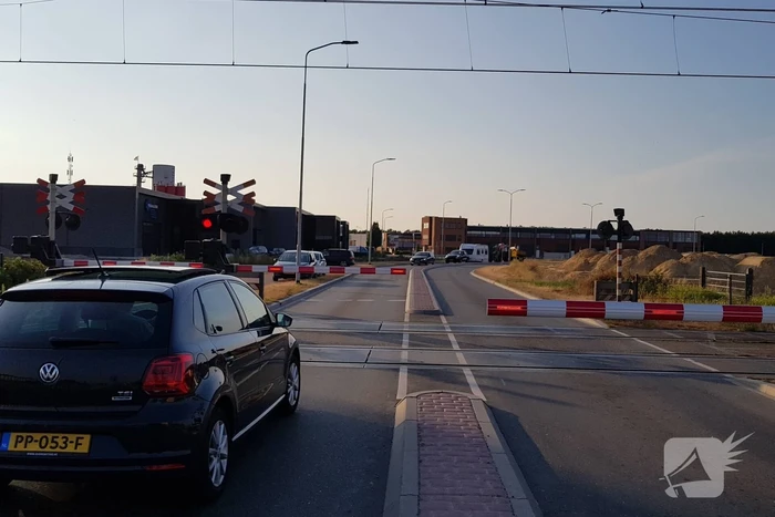 Automobilisten rijden door gesloten spoorbomen bij storing