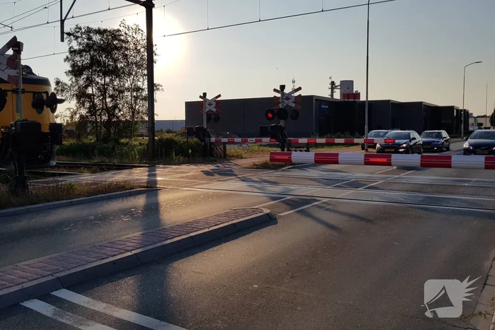 Automobilisten rijden door gesloten spoorbomen bij storing