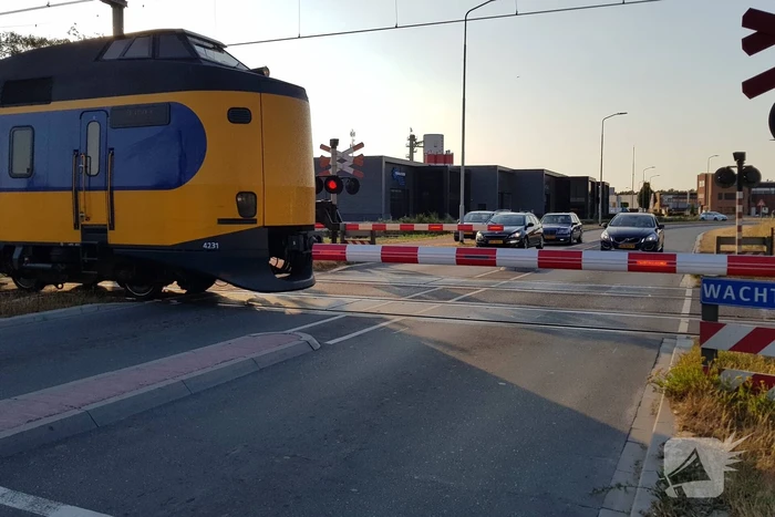 Automobilisten rijden door gesloten spoorbomen bij storing
