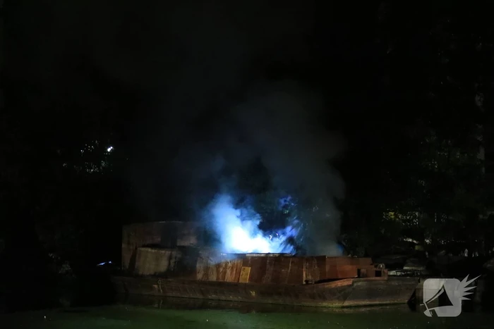 Uitslaande brand op woonboot