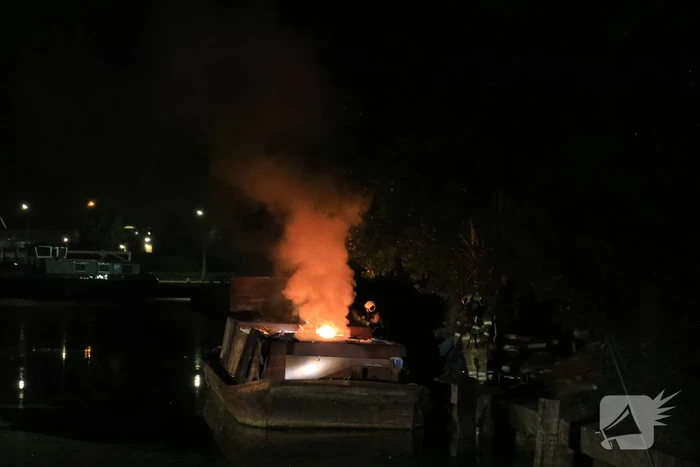 Uitslaande brand op woonboot