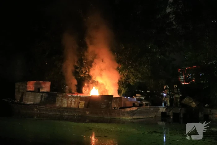 Uitslaande brand op woonboot