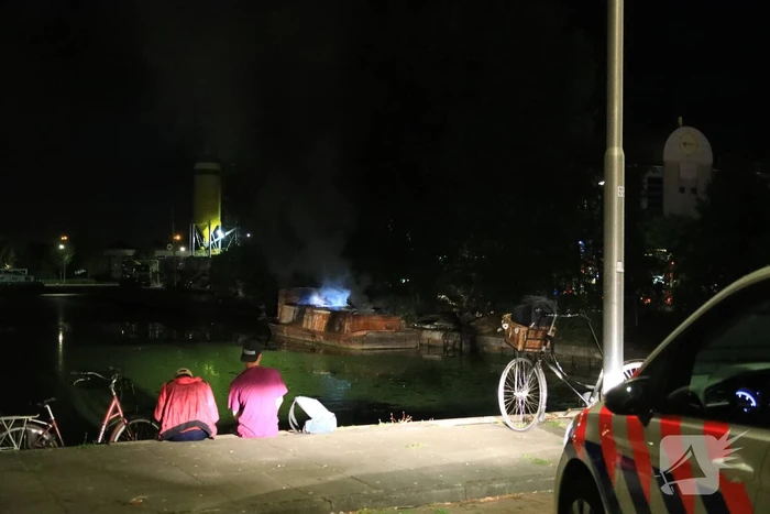 Uitslaande brand op woonboot
