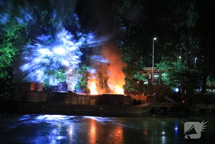 Uitslaande brand op woonboot