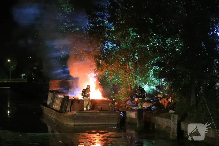 Uitslaande brand op woonboot
