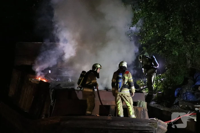 Uitslaande brand op woonboot