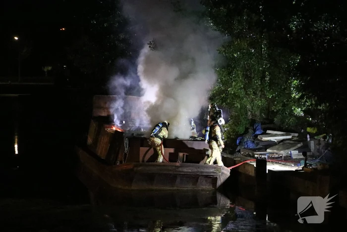 Uitslaande brand op woonboot
