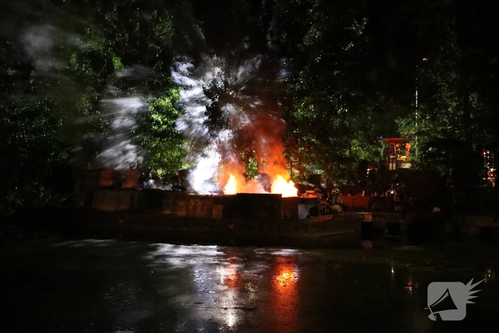 Uitslaande brand op woonboot