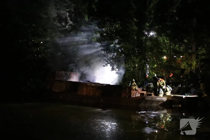Uitslaande brand op woonboot