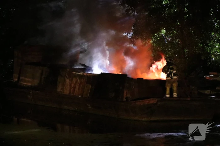 Uitslaande brand op woonboot
