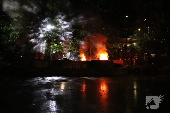 Uitslaande brand op woonboot
