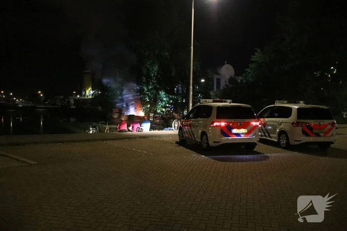 Uitslaande brand op woonboot