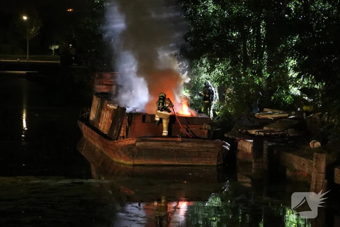 Uitslaande brand op woonboot