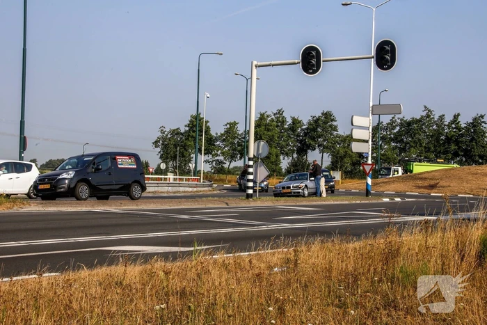 Twee auto's botsen op rotonde