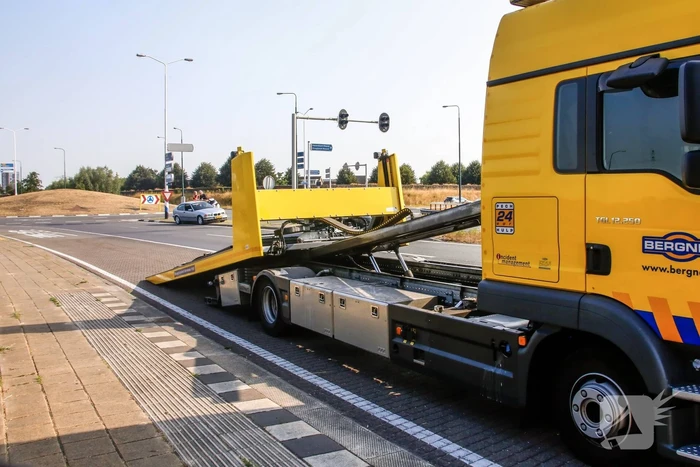 Twee auto's botsen op rotonde
