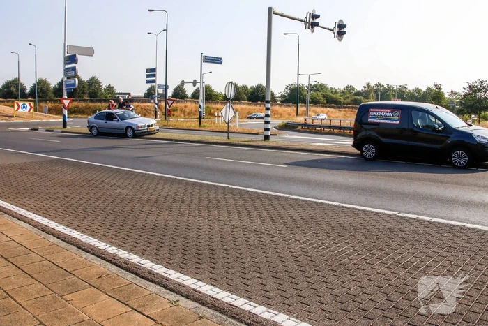 Twee auto's botsen op rotonde