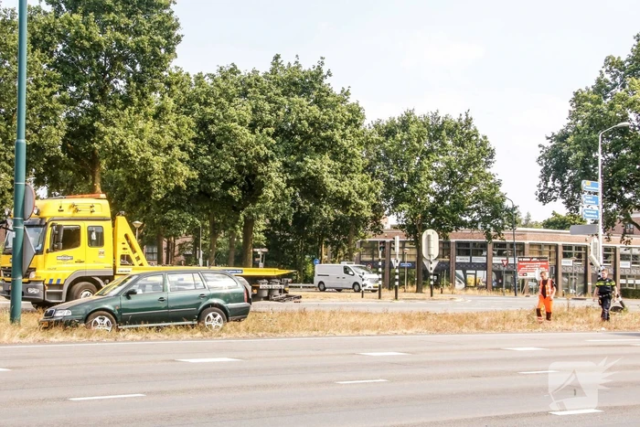 Automobilist vliegt over vluchtheuvel en ramt stoplicht