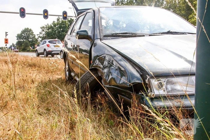 Automobilist vliegt over vluchtheuvel en ramt stoplicht