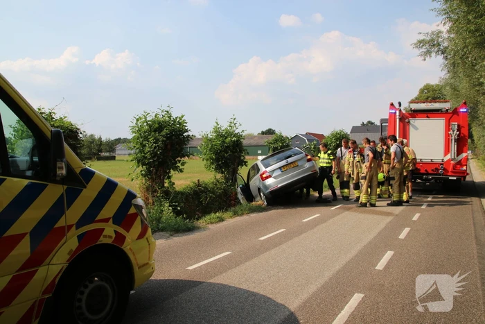 Auto belandt in sloot, bestuurder naar het ziekenhuis