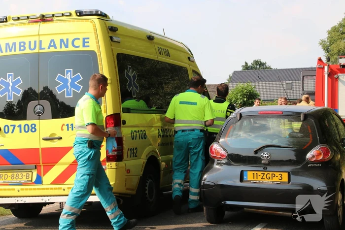 Auto belandt in sloot, bestuurder naar het ziekenhuis