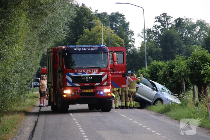Auto belandt in sloot, bestuurder naar het ziekenhuis