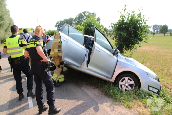 Auto belandt in sloot, bestuurder naar het ziekenhuis