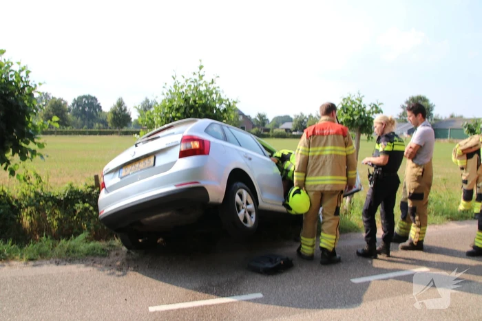 Auto belandt in sloot, bestuurder naar het ziekenhuis