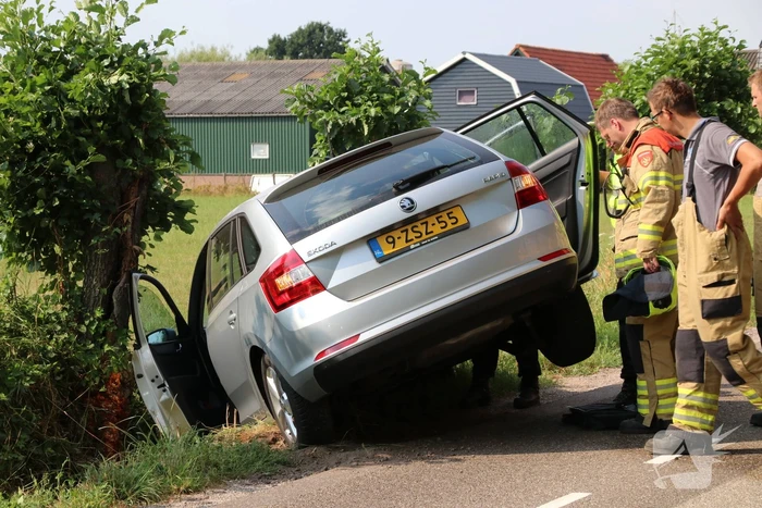 Auto belandt in sloot, bestuurder naar het ziekenhuis