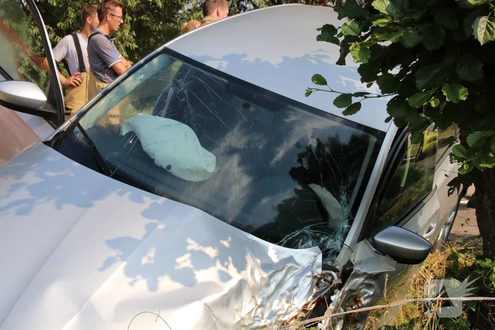 Auto belandt in sloot, bestuurder naar het ziekenhuis