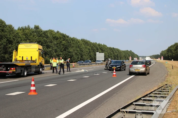 Auto met aanhanger gekanteld