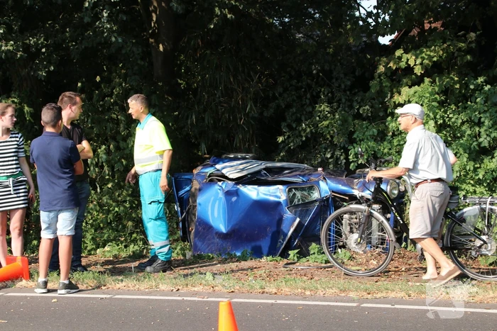Man en kind vrijwel ongedeerd na zware crash