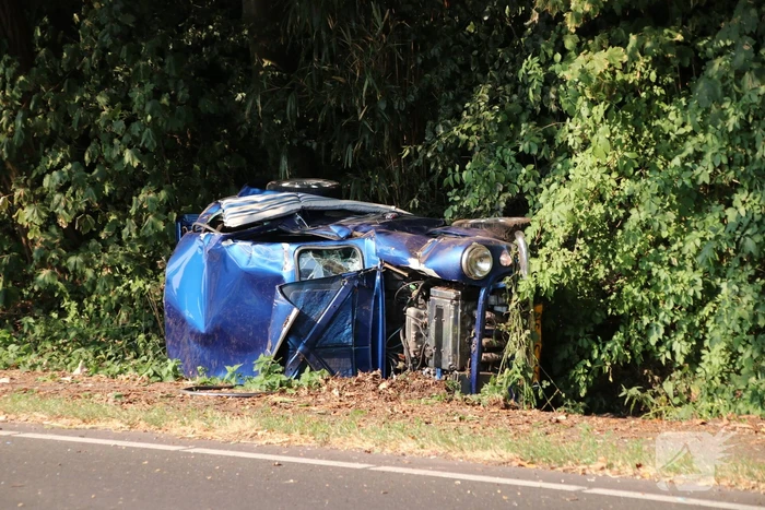 Man en kind vrijwel ongedeerd na zware crash