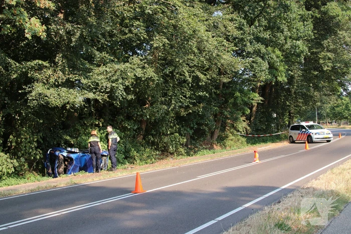 Man en kind vrijwel ongedeerd na zware crash
