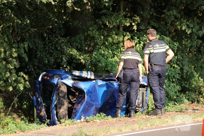 Man en kind vrijwel ongedeerd na zware crash