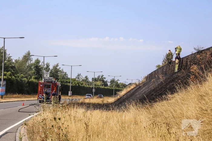 Flinke bermbrand op dijk