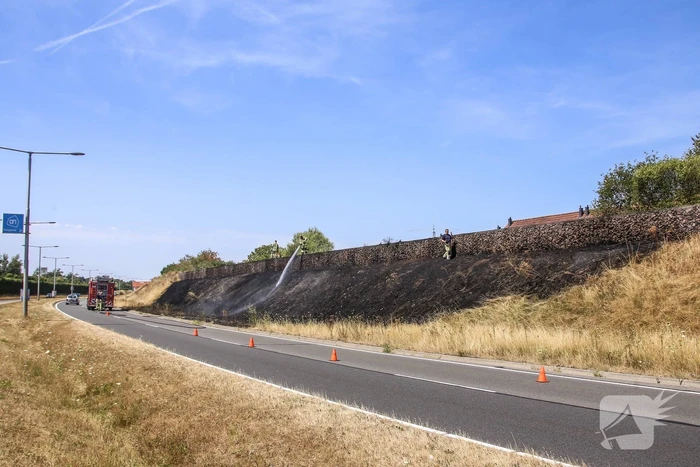 Flinke bermbrand op dijk