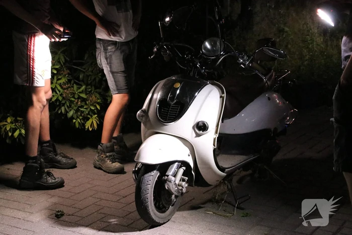 Beschonken scooterbestuurder belandt in de sloot