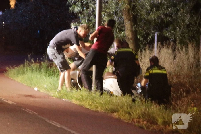 Beschonken scooterbestuurder belandt in de sloot