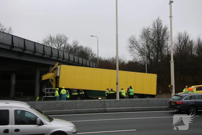 Vrachtwagenchauffeur overleden na botsing viaduct